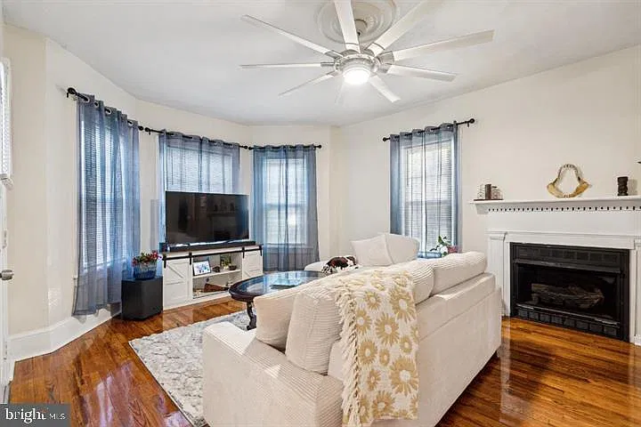 3 bed, 1.5 bath, 1347 sqft, $2,700 — Photo 3