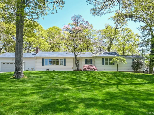 8 Roundabout Road, Smithtown, NY 11787