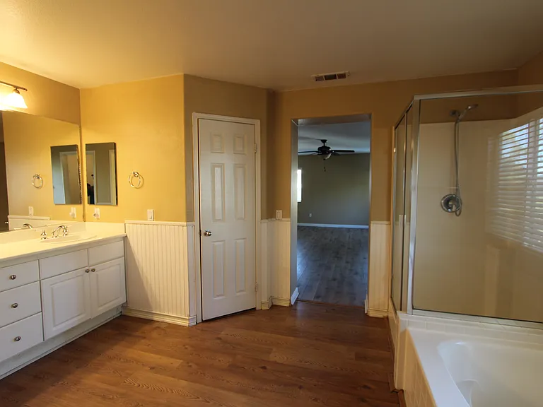 Master bathroom (2nd floor)