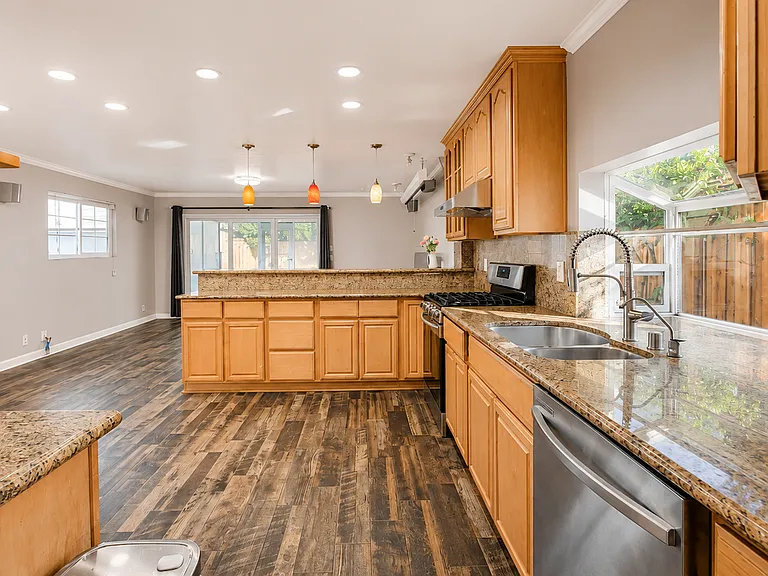 2132 Forbes Ave — Photo 10