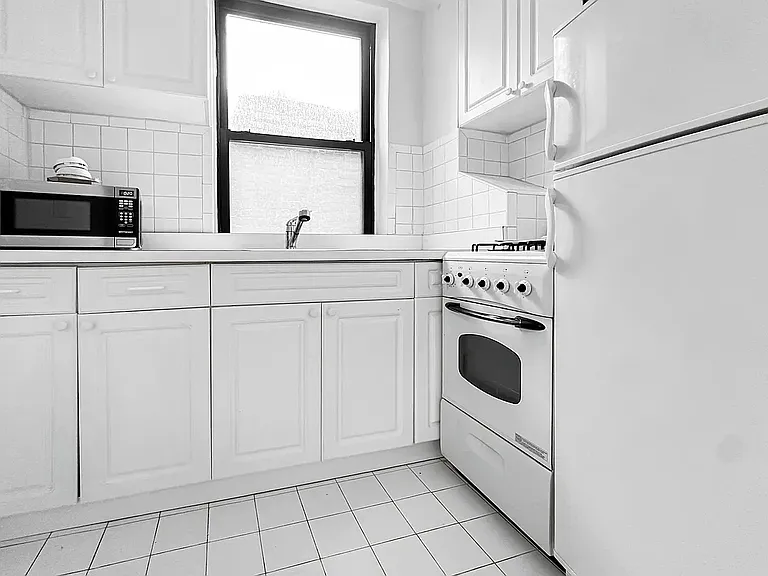 344 E 55th St #5B — Photo 3