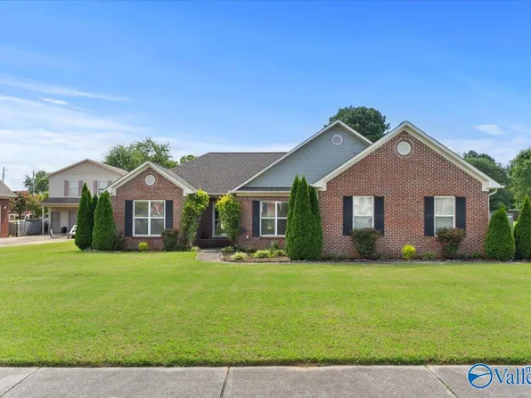 103 Chambray Dr, Owens Cross Roads, AL 35763