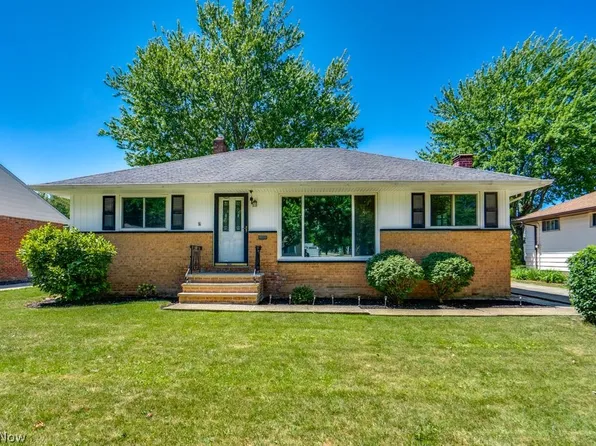 6982 Maplewood Rd, Parma Heights, OH 44130