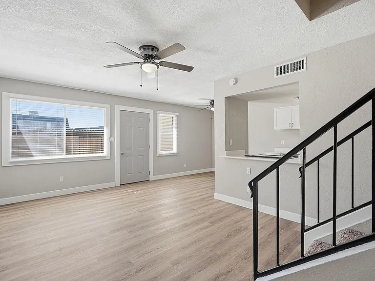 8053 N 32nd Dr — Photo 11