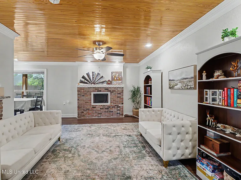 412 Woodland Park Dr — Photo 3