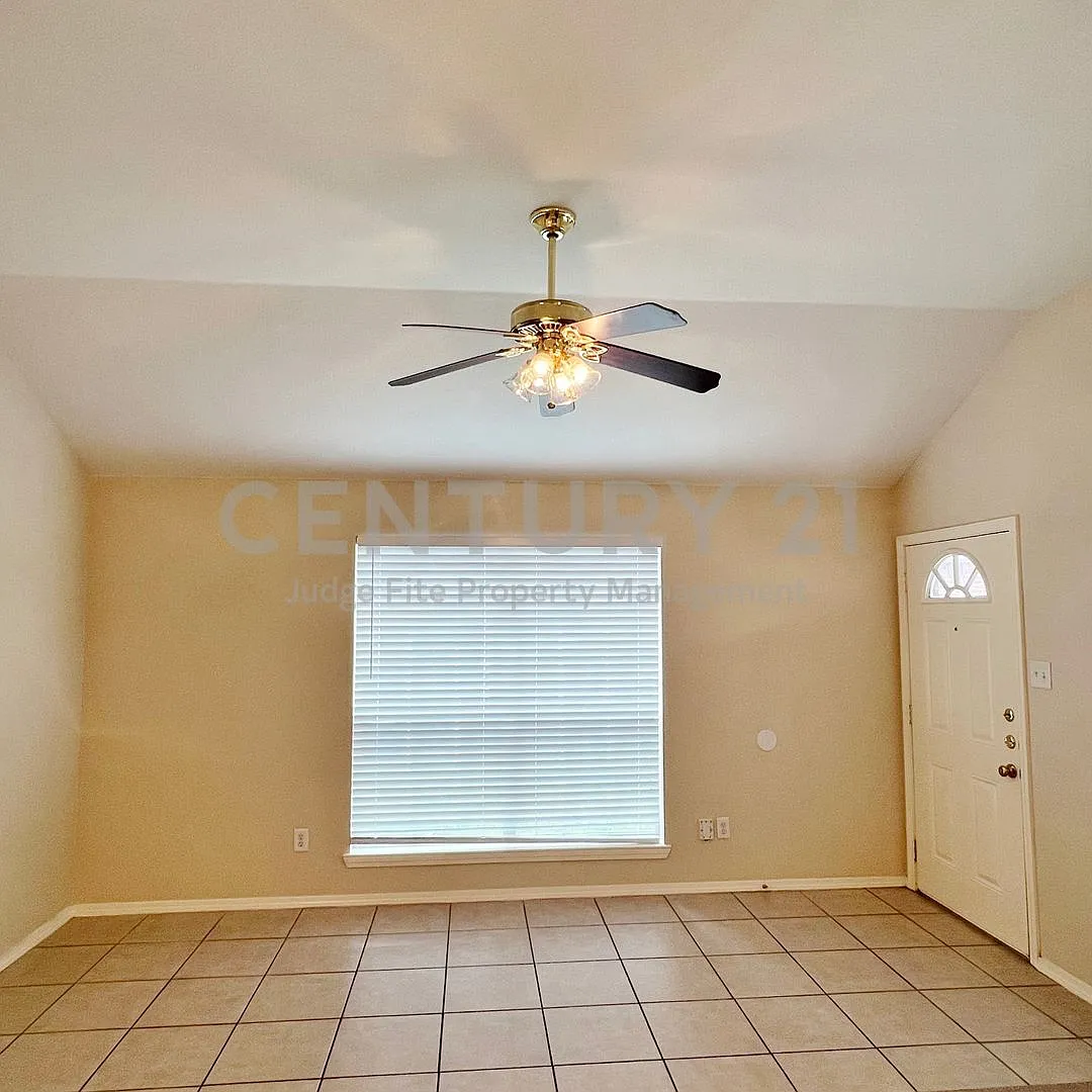 Nice 3/2/1 Duplex in Crowley ISD For Rent! — Photo 4
