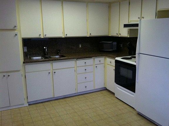KITCHEN WITH GRANITE COUNTERTOPS