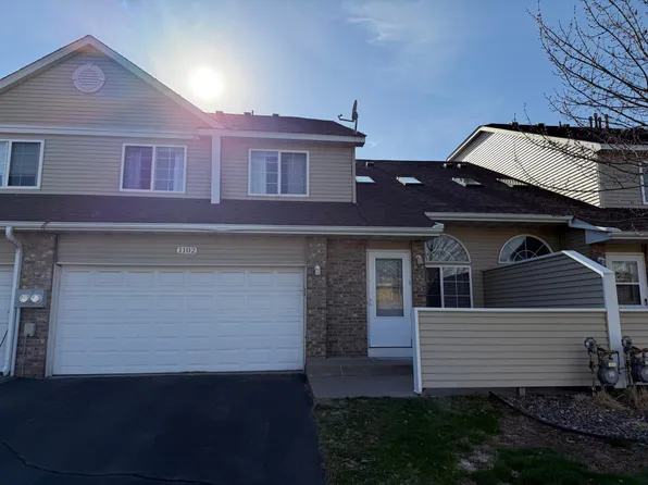1102 Black Oak Dr, New Brighton, MN 55112