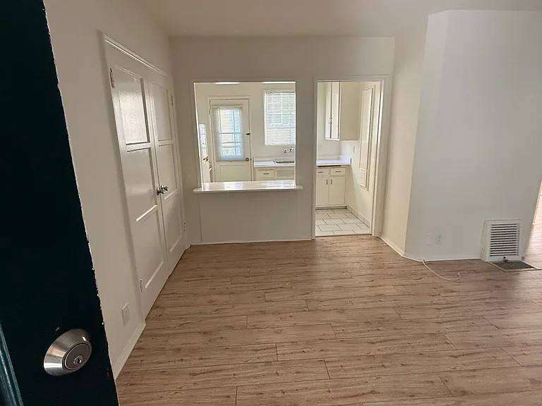 302 N Louise St #13 — Photo 3