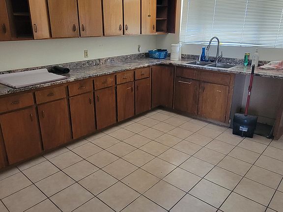 5th image of 3211 N Cherry Ave