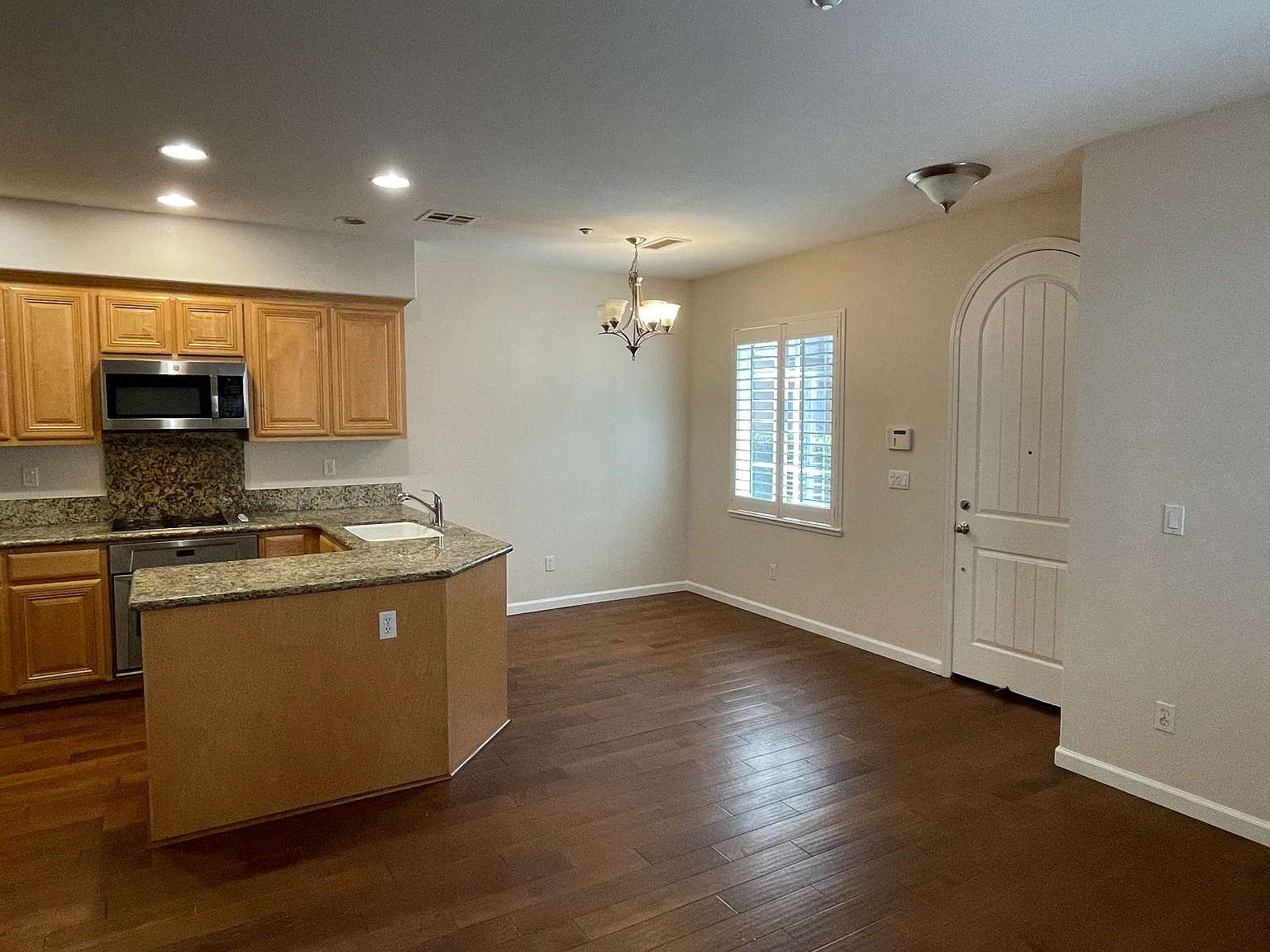 3 bed, 3.5 bath, 1530 sqft, $3,750 — Photo 4
