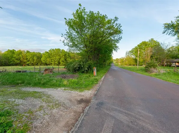 McVey Rd, Sedalia, MO 65301