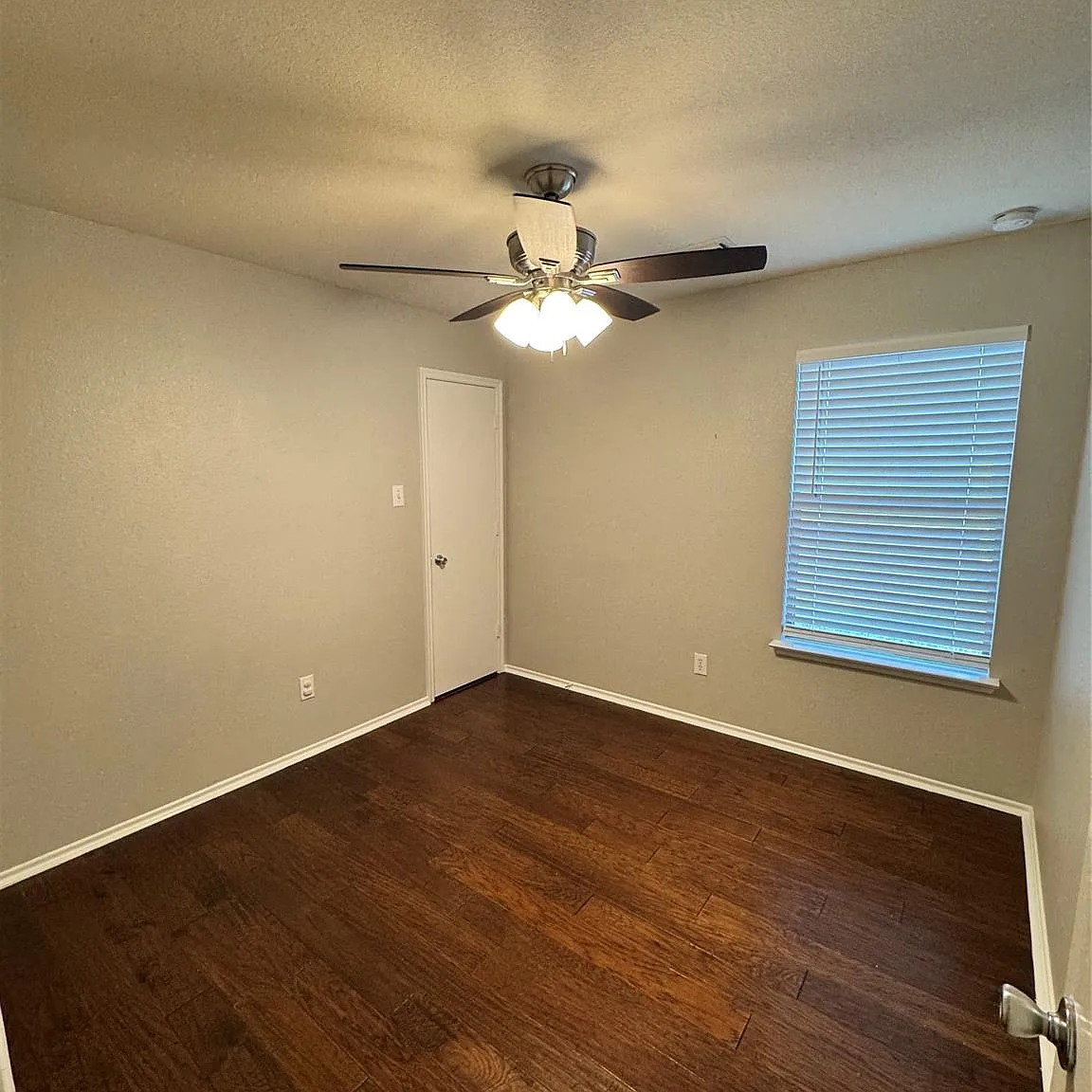 3 bed, 2.0 bath, 1432 sqft, $1,900 — Photo 2