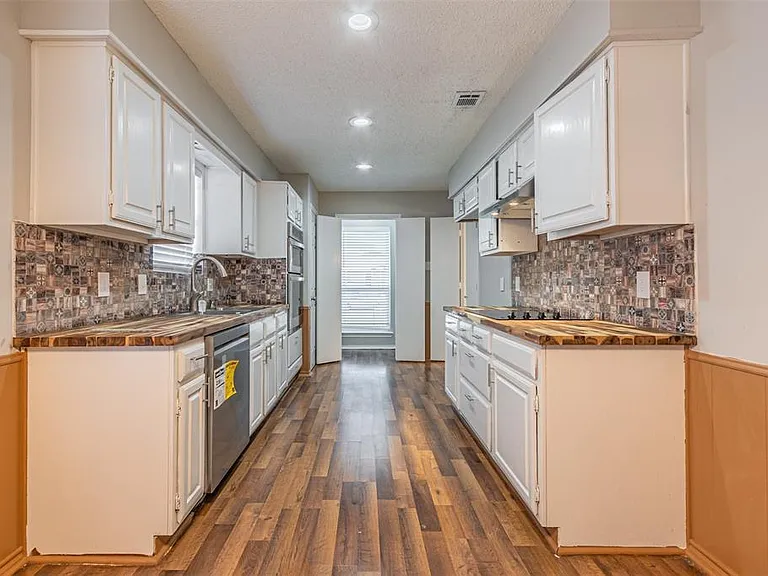 2801 Cambridgeshire Dr — Photo 9
