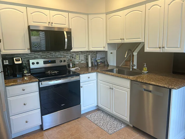 916 Vose Dr — Photo 3