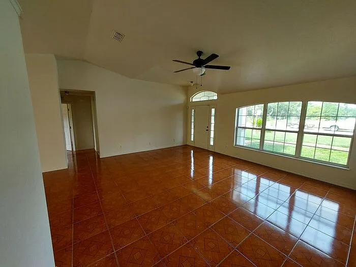 3 bed, 2.0 bath, 1760 sqft, $1,795 — Photo 2