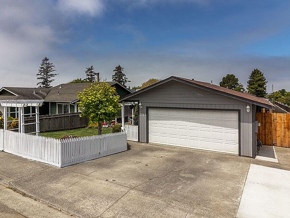 2nd image of 2323 Bayview Ln