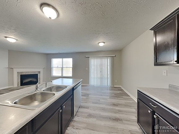5th image of 566 Farnham Dr