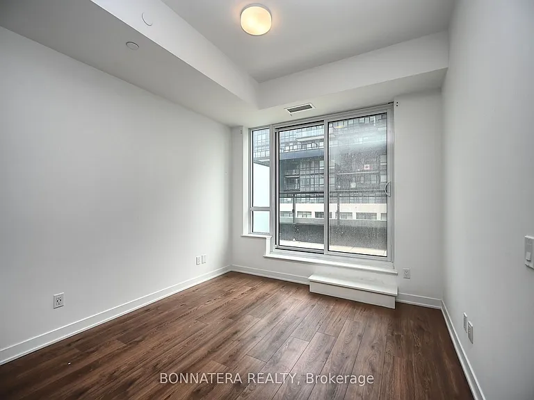 405 Dundas St W #319 — Photo 13