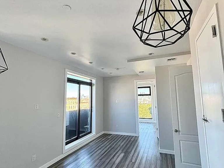 313 52nd St #4R — Photo 7