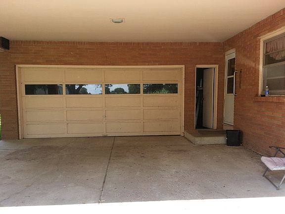 Garage w/ door opener