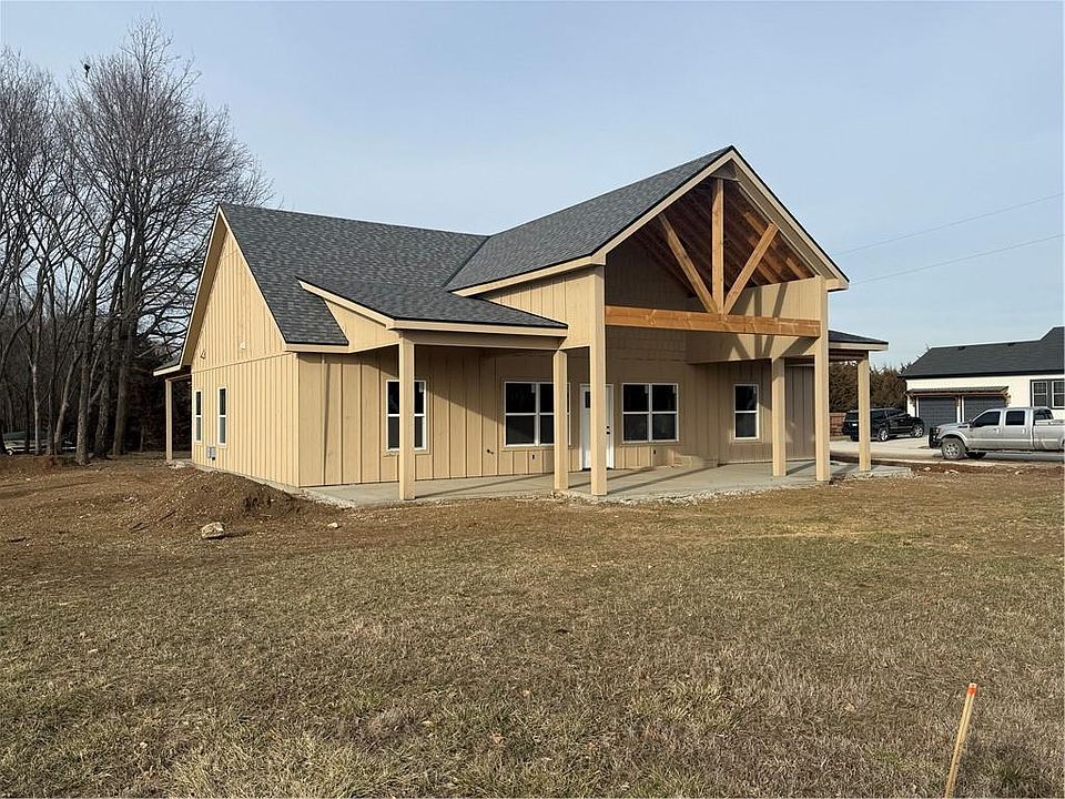 2nd image of 121 Elm Dr