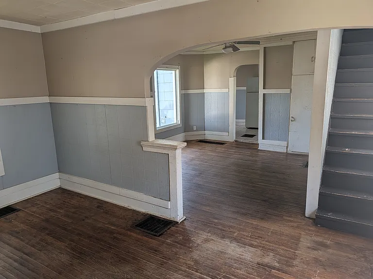 1033 Myers Ave — Photo 4