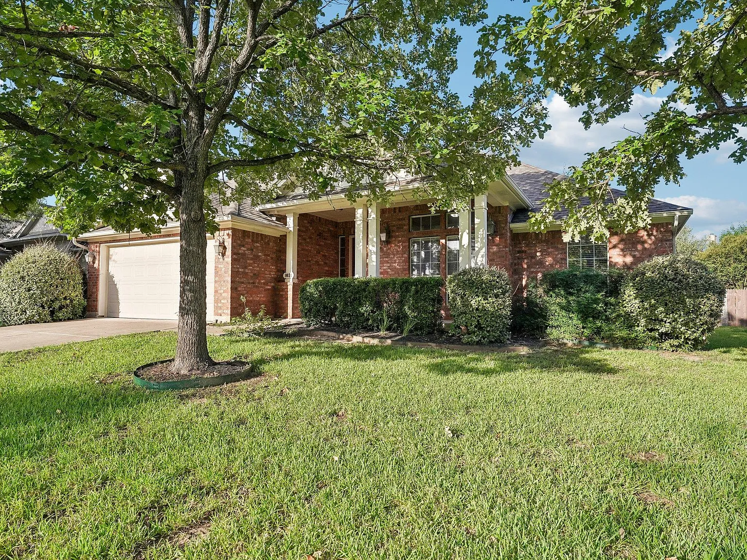 3 bed, 2.0 bath, 2262 sqft, $2,700 — Photo 3