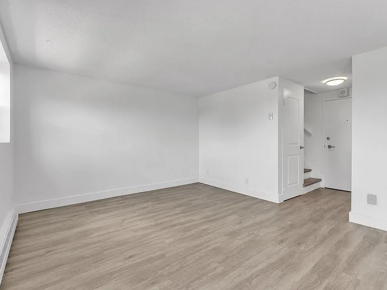 181 Queen Mary Rd — Photo 4