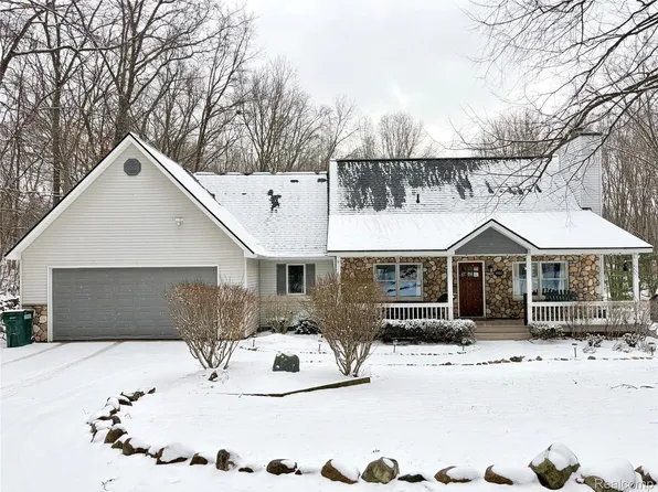 1400 E Rattalee Lake Rd, Holly, MI 48442