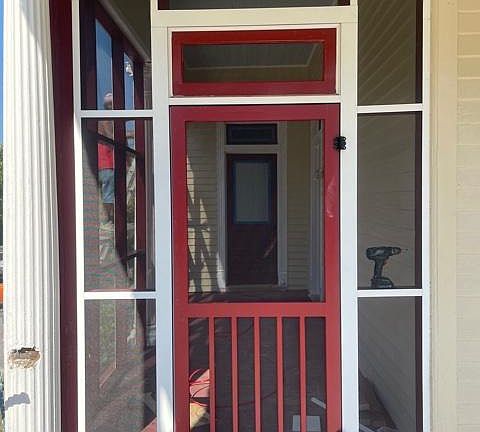 guest entry. Enter the screened porch and use the door on the right.