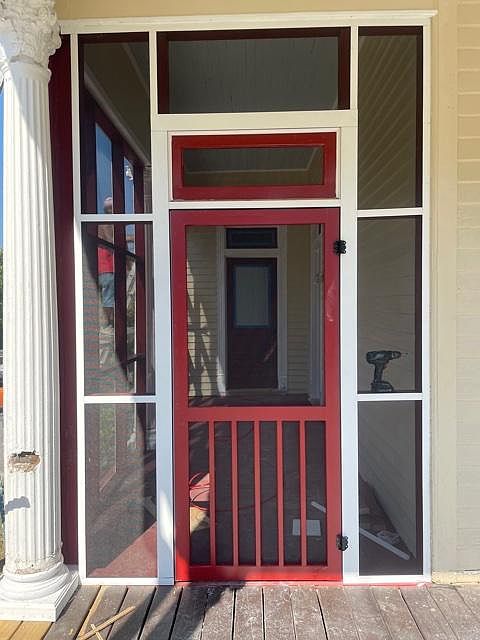 guest entry. Enter the screened porch and use the door on the right.