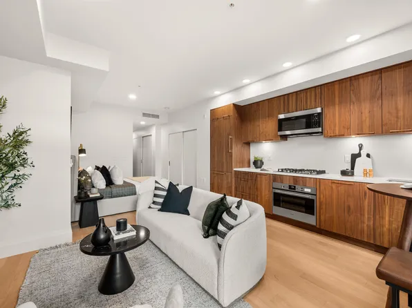 2550 Garden Dr #106, Vancouver, BC V5N 4X6