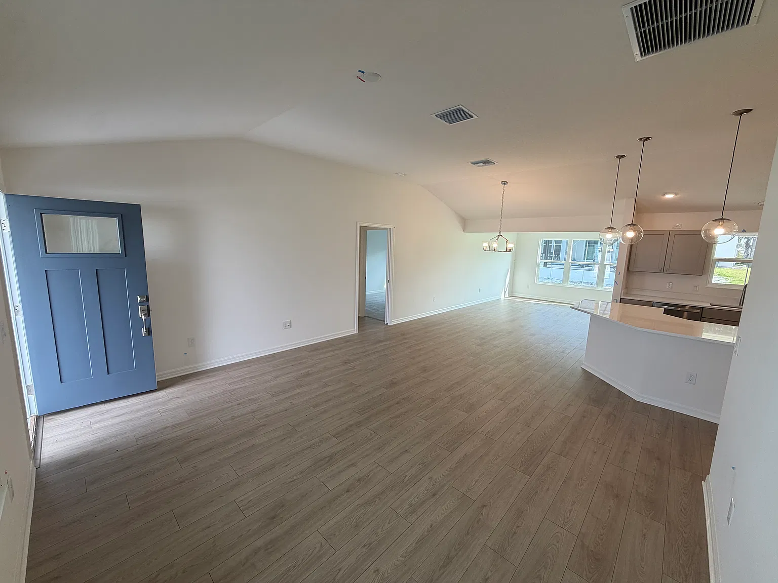 3 bed, 1584 sqft, $3,100 — Photo 2