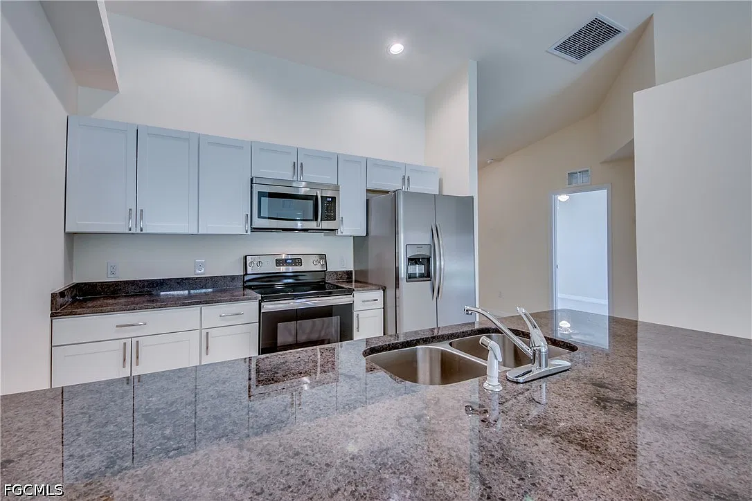 3 bed, 2.0 bath, 1210 sqft, $1,600 — Photo 4