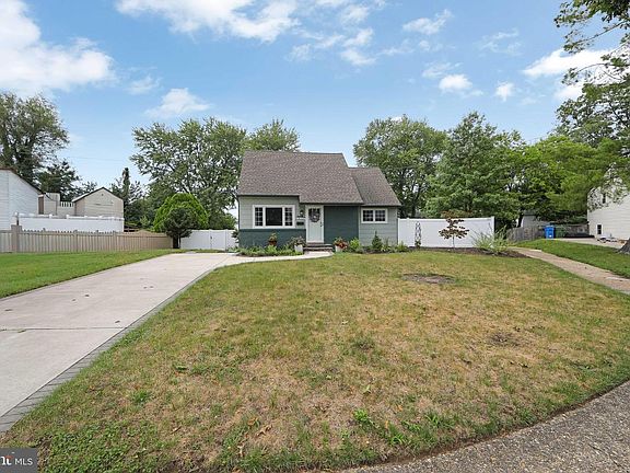 2nd image of 1517 Beverly Ter