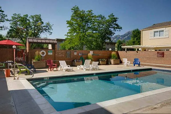 2 bed, 1.5 bath, 1100 sqft, $1,900 — Photo 2