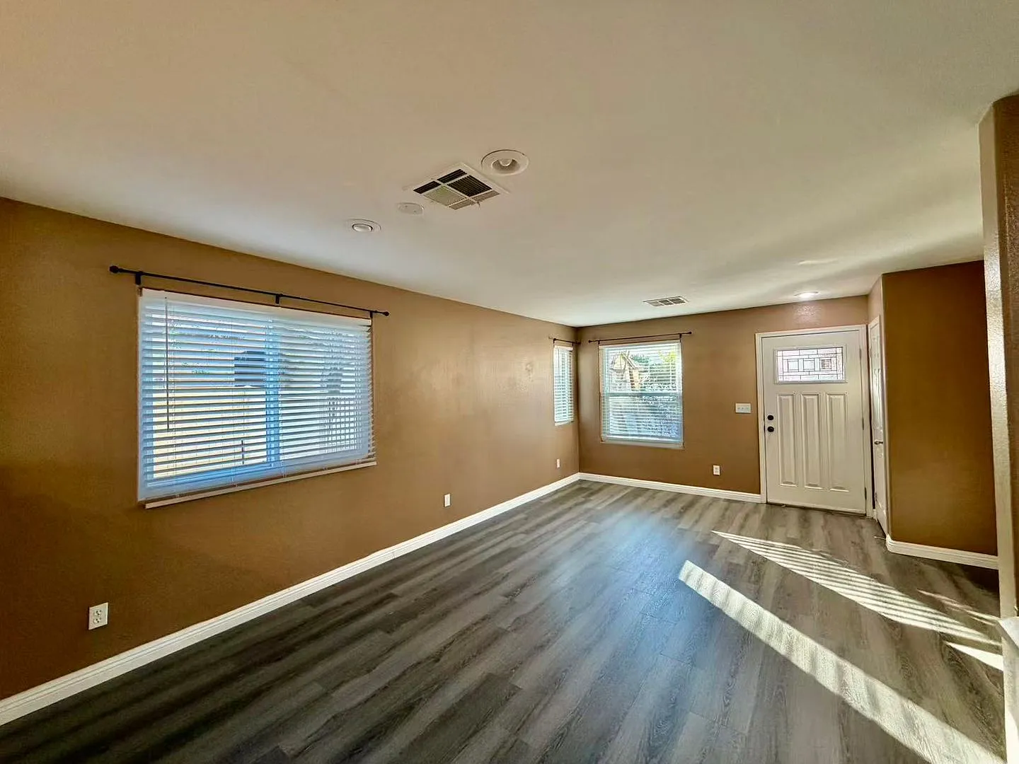 Charming two story house — Photo 4