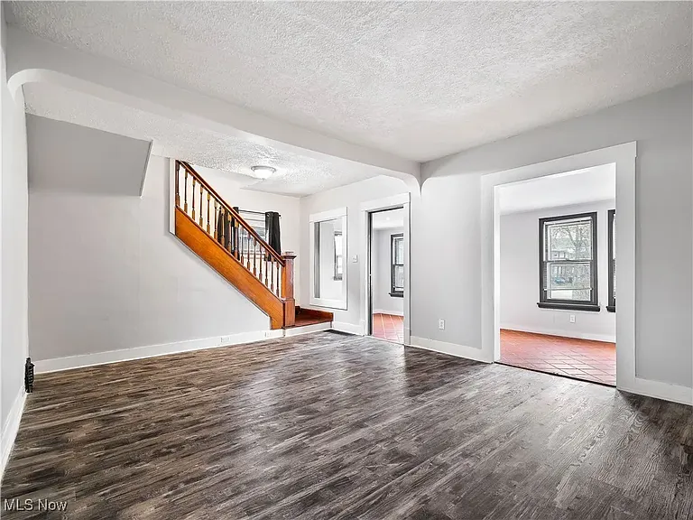 1821 Kenneth Ave — Photo 4