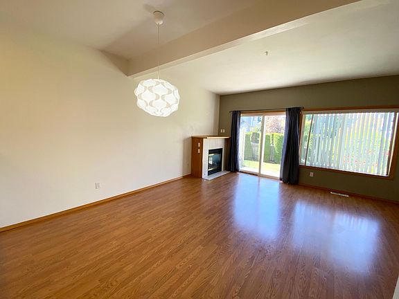 3rd image of 418 17th St SE Unit 12C