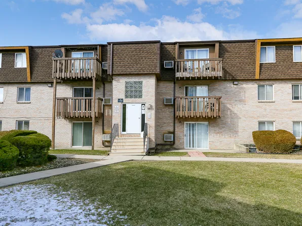2351 Bicentennial Ave APT 8, Crest Hill, IL 60403