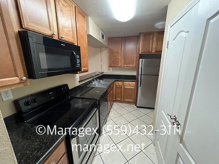 7166 N Fruit Ave #140 — Photo 4