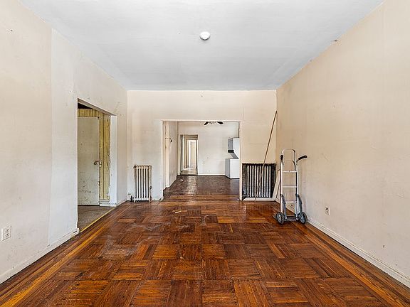 3rd image of 825 E 13th St