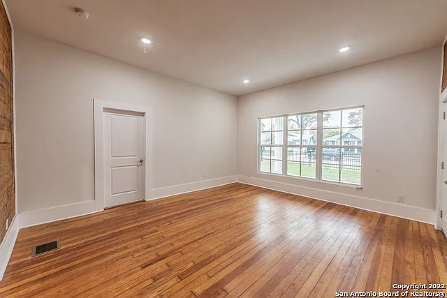 2 bed, 2.0 bath, 985 sqft, $1,550 — Photo 2