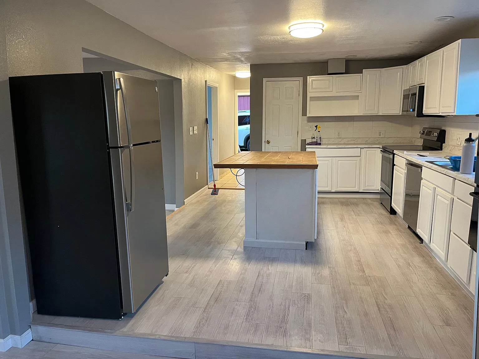 5 bed, 2000 sqft, $2,300 — Photo 2