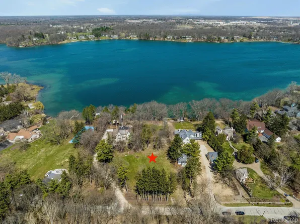 940 Lake Angelus Shrs, Lake Angelus, MI 48326