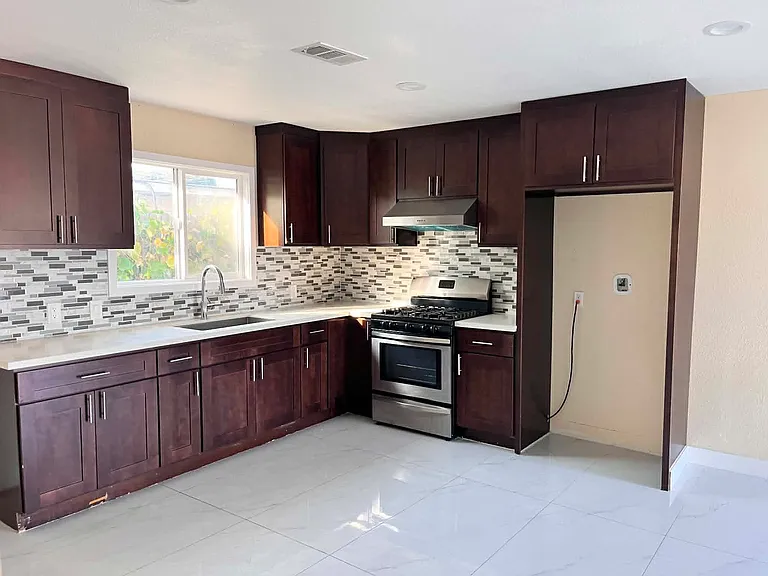 843 W Irving Pl #B — Photo 2