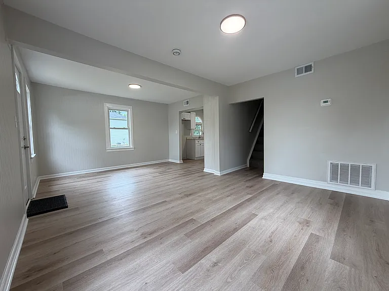 2537 Broadway St — Photo 4