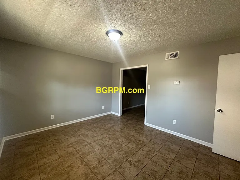 1099 W Elm St — Photo 54