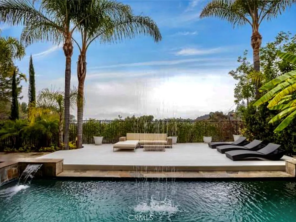 7218 Mulholland Dr